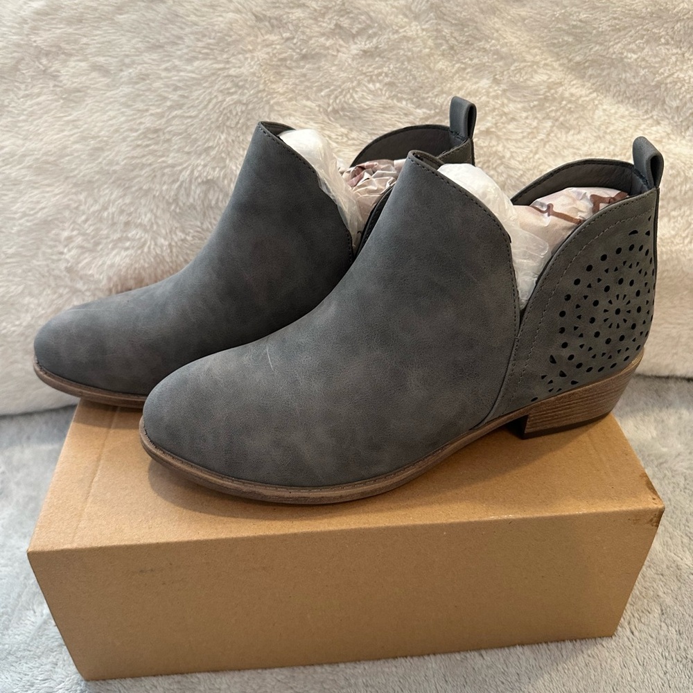 Vepose New in Box gray heel bootie boots laser cut out size 9